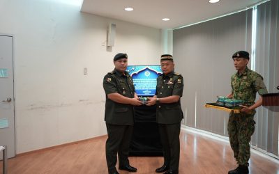 WARGA JABATANARAH ANGKATAN BERSENJATA DIRAJA BRUNEI TERIMA KURMA KURNIA PERIBADI KEBAWAH DULI YANG MAHA MULIA PADUKA SERI BAGINDA SULTAN DAN YANG DI-PERTUAN NEGARA BRUNEI DARUSSALAM